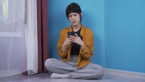 Young-woman-texting-sadly-with-her-boyfriend.